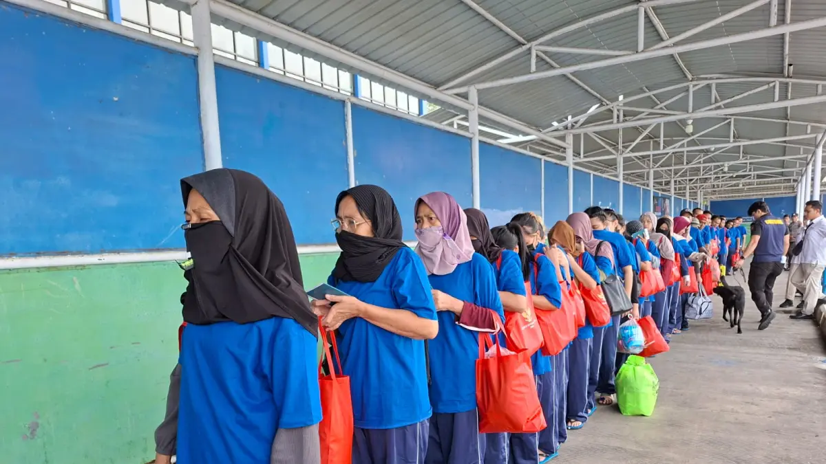 MANDIRI : Para PMI yang dideportasi secara mandiri berasal dari Depot Tahanan Imigresen (DTI) Tawau, tiba di Pelabuhan Tunon Taka, Nunukan.&nbsp;