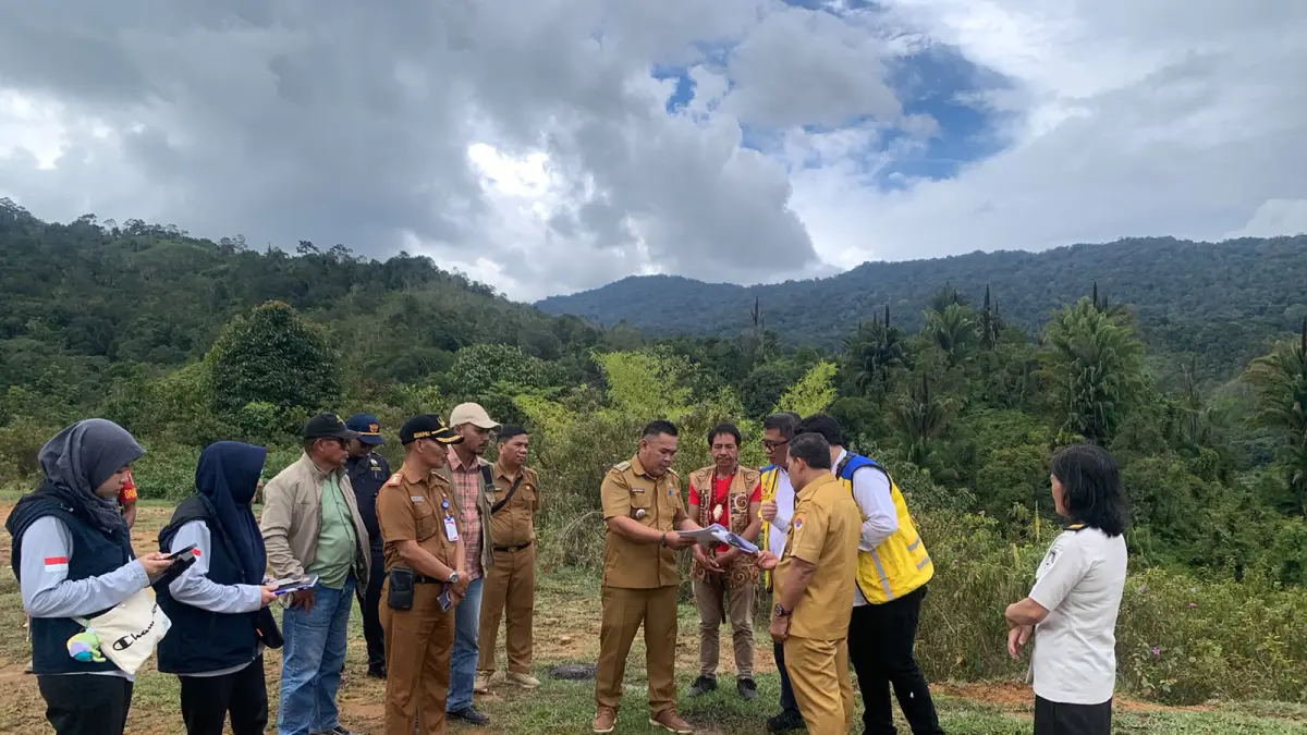 PERCEPATAN : Camat Krayan, Ronny Firdaus saat mendampingi Deputi Bidang Pengelolaan Batas Wilayah Negara BNPP RI, Nurdin saat meninjau langsung lokasi rencana pembangunan PLBN Long Midang, Krayan.&nbsp;