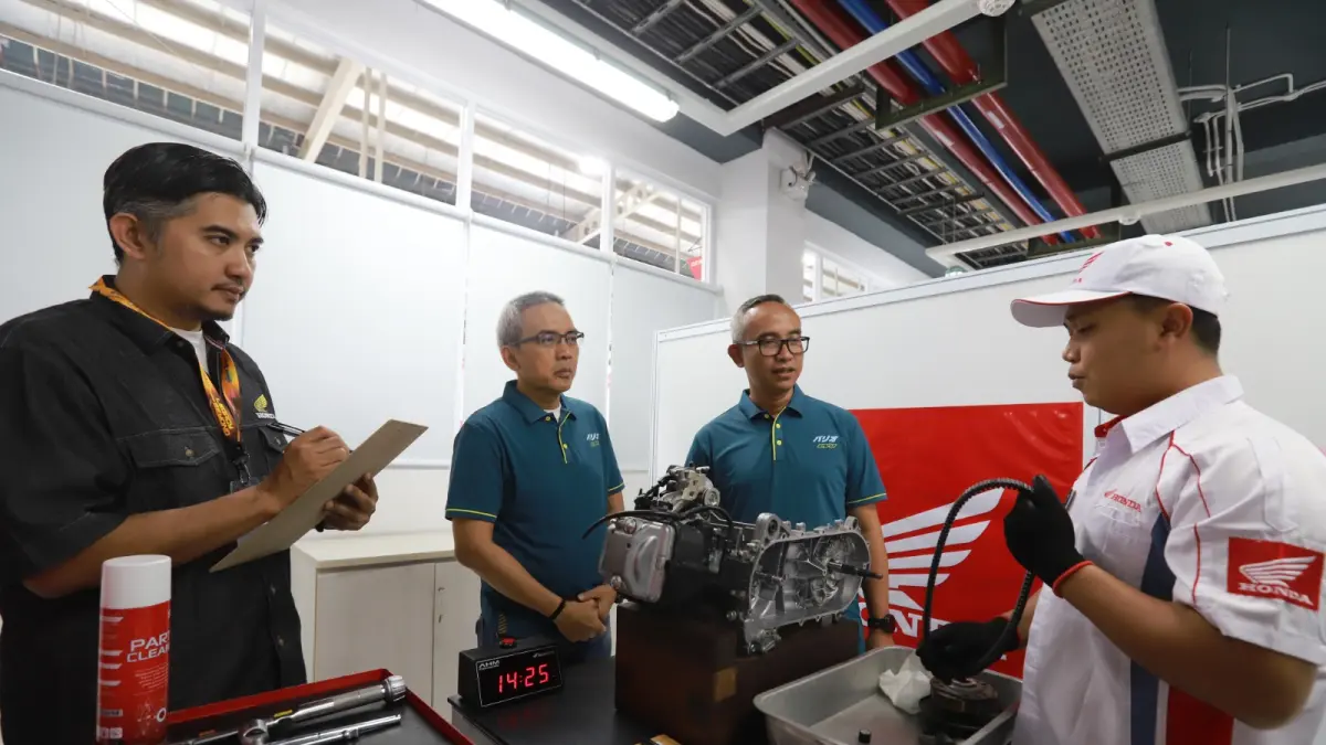 Peserta mengikuti uji kompetensi teknisi sepeda motor Honda sebagai upaya meningkatkan kualitas layanan purna jual dan kompetensi mekanik di jaringan Astra Honda Motor.
