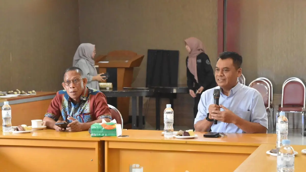 SILATURAHMI : Perwakilan UWGM Samarinda menyampaikan paparan di hadapan Bupati Bulungan; Syarwani.
(Taslee/Radar Tarakan)&nbsp;