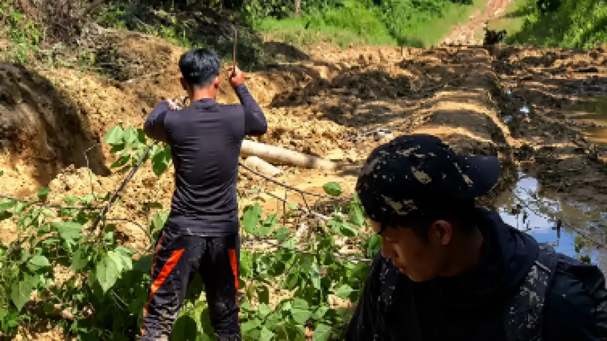 TERHENTI : Kondisi jalan mengalami kerusakan hingga sulit dilalui membuat distribusi kebutuhan masyarakat terhenti.&nbsp;