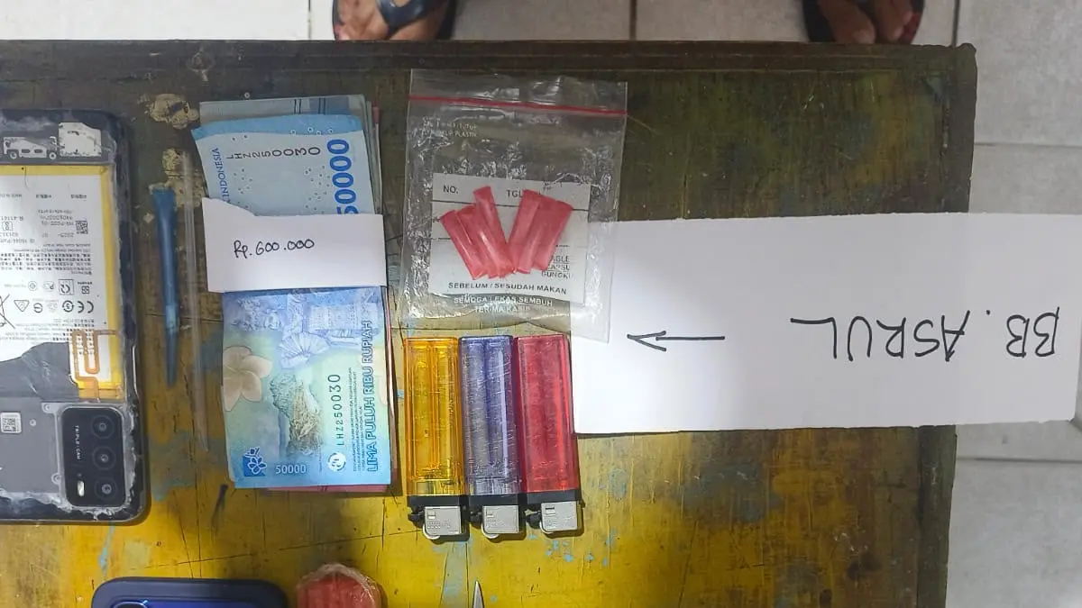 BARANG BUKTI : Selain berhasil mengamankan 2 pelaku, pihak kepolisian juga mengamankan tujuh paket diduga sabu beserta perlengkapan yang diduga digunakan untuk mengemas narkotika. ISTIMEWA