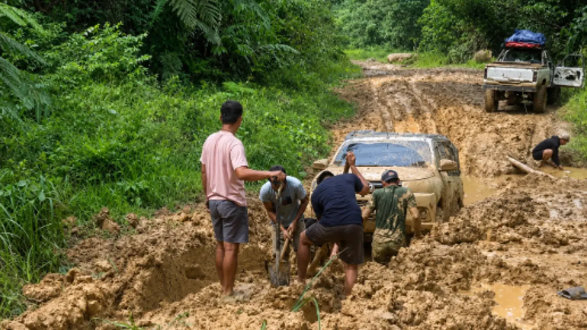 BERJIBAKU : Kendaraan yang mengangkut kebutuhan masyarakat tertahan karena kondisi jalan rusak parah menuju Kecamatan Krayan Selatan.&nbsp;