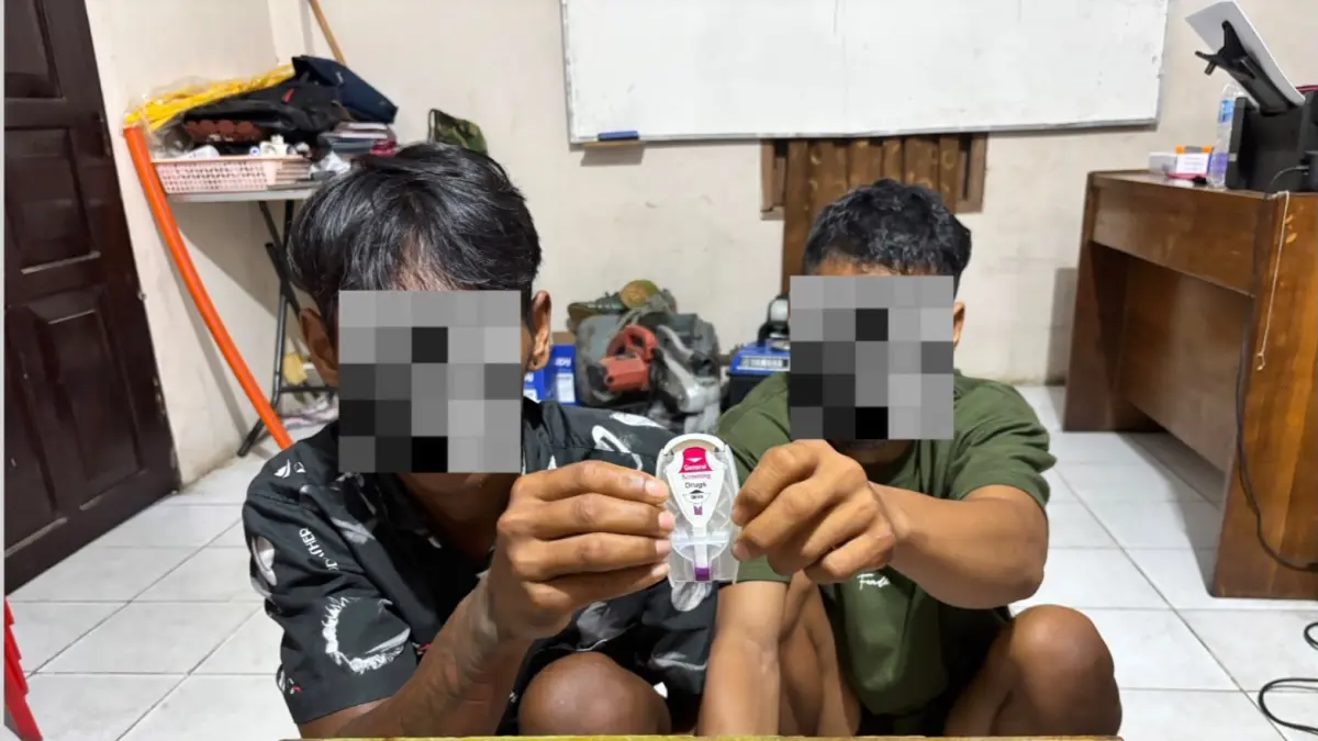 DIAMANKAN : Kedua pelaku yang berhasil diamankan Polsek Tarakan Timur usai menggerebek salah satu rumah di Binalatung yang dijadikan peredaran narkotika. ISTIMEWA