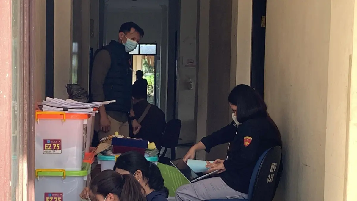 GELEDAH: Tim Penyidik Kejaksaan Malinau saat menggeledah Kantor KPU Malinau. FOTO: DIPA/RADAR TARAKAN