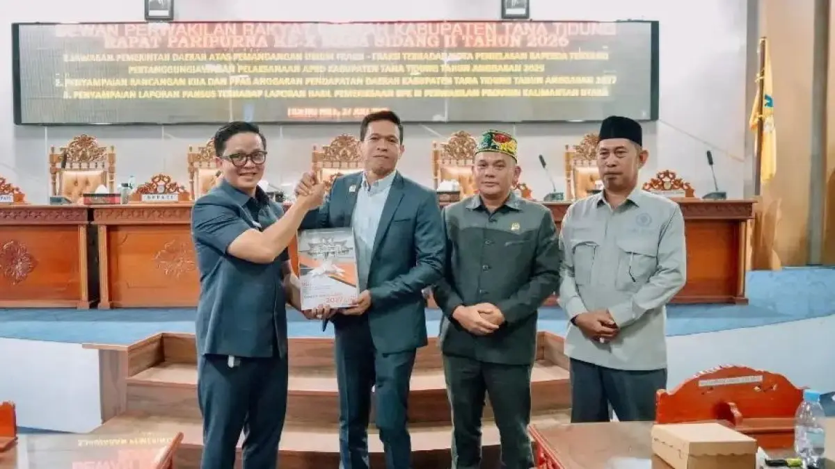 KOLABORASI: Bupati Ibrahim Ali bersama ketua dan wakil ketua DPRD Tana Tidung di sidang paripurna yang digelar, Senin (27/7).FOTO: DOK DKISP