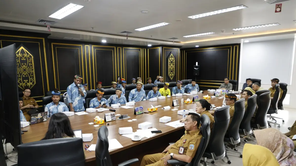 RAPAT : Suasana RDP DPRD Kaltara dengan Tim Swadaya Percepatan Pembangunan Desa Atap, Selasa (28/7).

