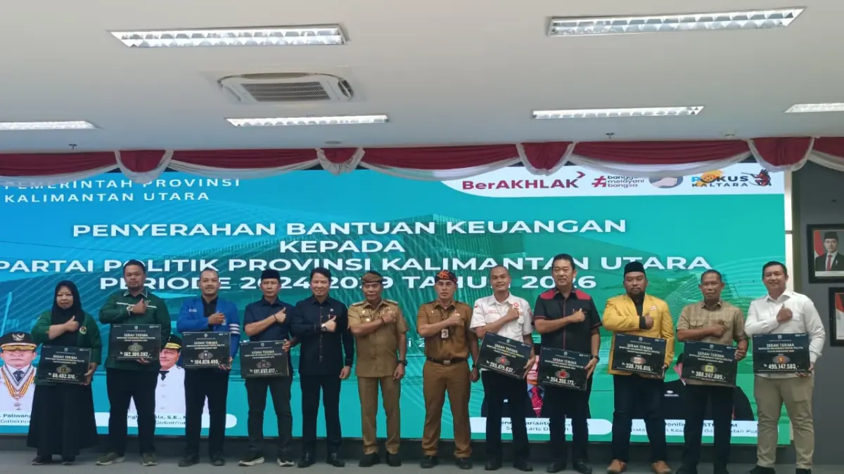 ANGGARAN: Penyerahan bankeu parpol oleh Gubernur Kaltara di Tanjung Selor, Selasa (28/7). FOTO: IWAN K/RADAR TARAKAN