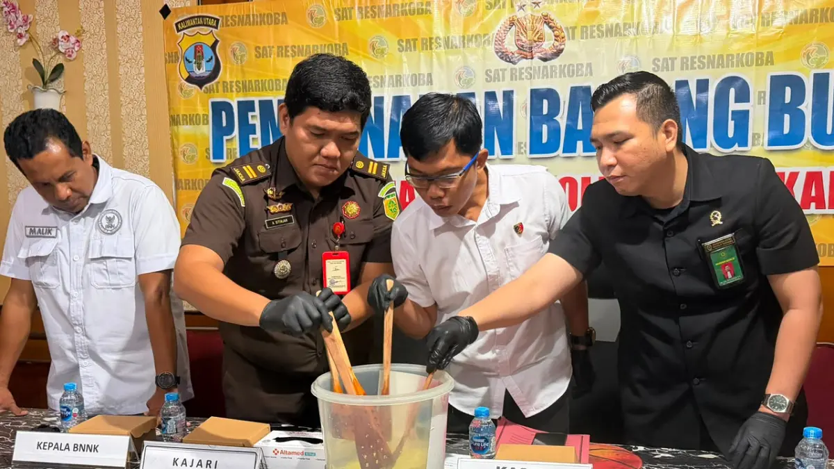 DIMUSNAHKAN: Satresnarkoba Polres Tarakan memusnahkan 4,21 gram sabu hasil pengungkapan kasus narkotika di Kelurahan Pantai Amal. ELIAZAR/RADAR TARAKAN&nbsp;