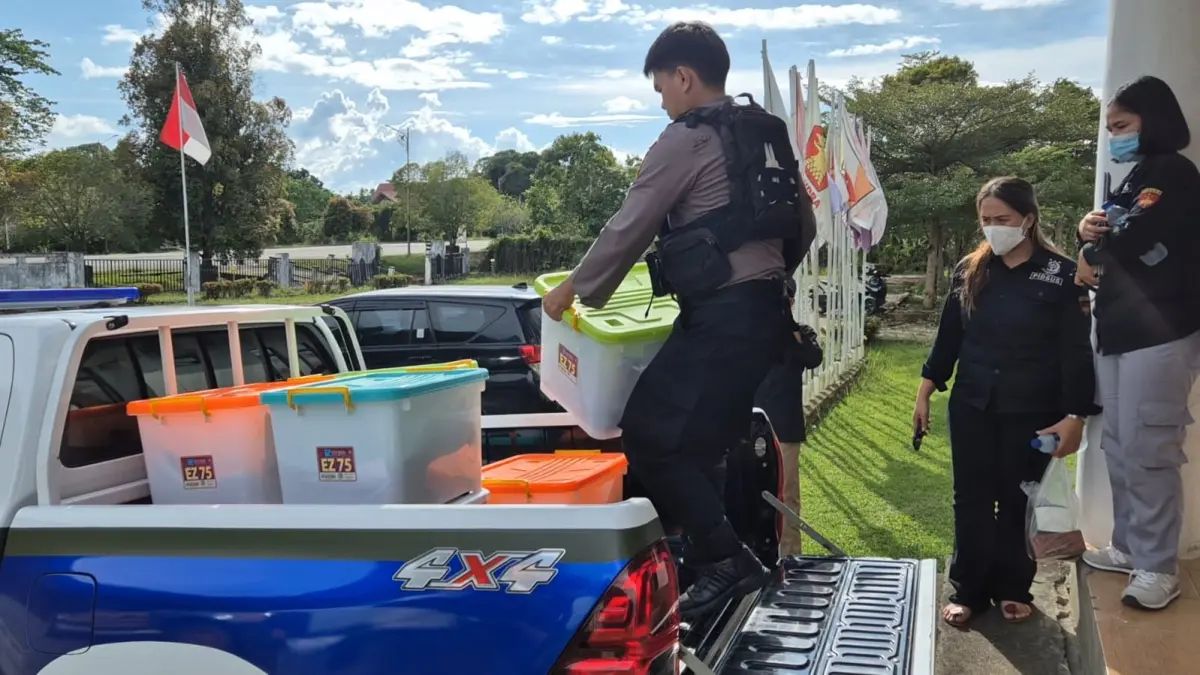 GELEDAH: Personel Kejaksaan Negeri Malinau mengangkut sejumlah kontainer berisi dokumen dari Kantor KPU Malinau, Selasa (28/7).
