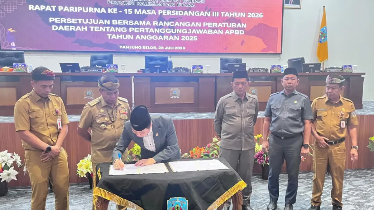 PARIPURNA: Ketua DPRD Kaltara, Achmad Djufrie menandatangani dokumen Raperda Pertanggungjawaban APBD Kaltara 2025. FOTO: IWAN K/RADAR TARAKAN