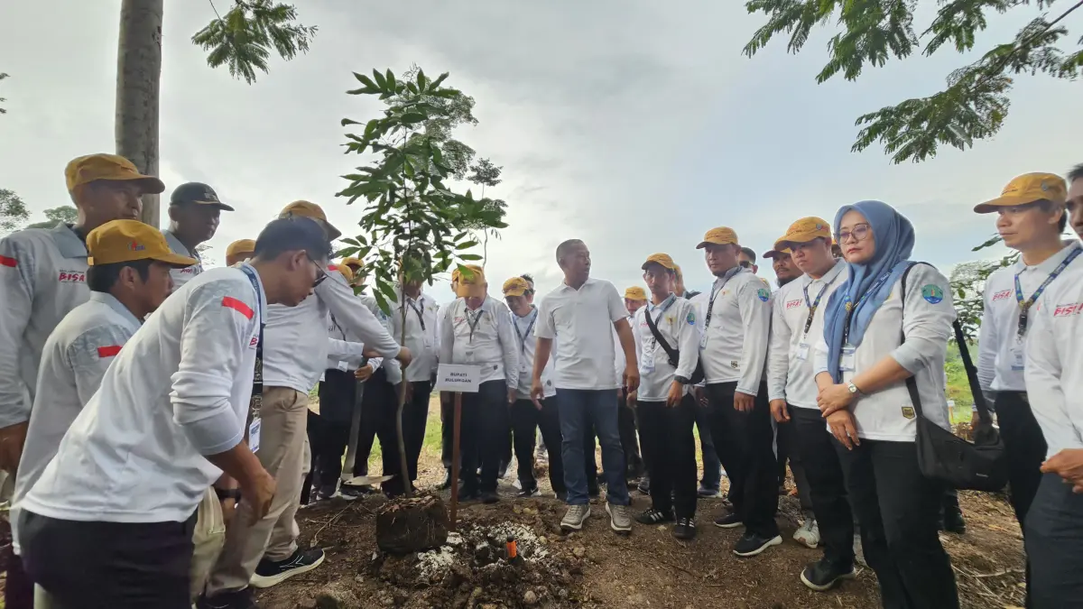 SOLID : Bupati Bulungan Syarwani, beraktivitas bersama puluhan Kepala Desa baru-baru ini.&nbsp;
(Taslee/Radar Tarakan)