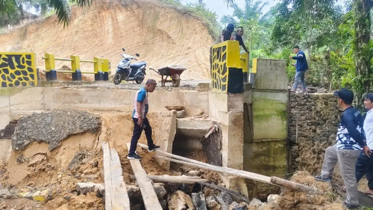 AMBLAS : Curah hujan tinggi mengakibatkan plat deker Desa Tanjung Karang, Kecamatan Sebatik rusak hingga sulit dilalui.&nbsp;