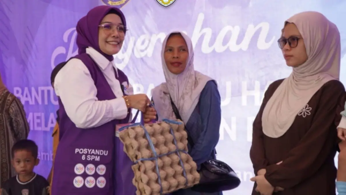 BANTUAN GIZI: Vamelia Ibrahim menyerahkan telur kepada sebagai tambahan gizi. (FOTO: DKISP)