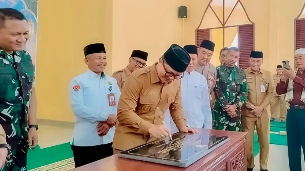 DIRESMIKAN: Bupati Ibrahim Ali menandatangani prasasti Masjid  Nurul Islam Tideng Pale Timur. (FOTO: DKISP)