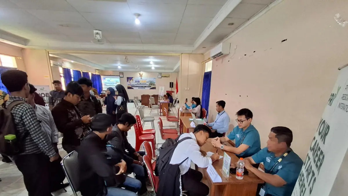JOB FAIR: Pelamar memadati stan PT&nbsp;PRI pada pelaksanaan Job Fair 2026 di Gedung UPT Loka Latihan Kerja (LLK) Tarakan. AGUS DIAN ZAKARIA/RADAR TARAKAN