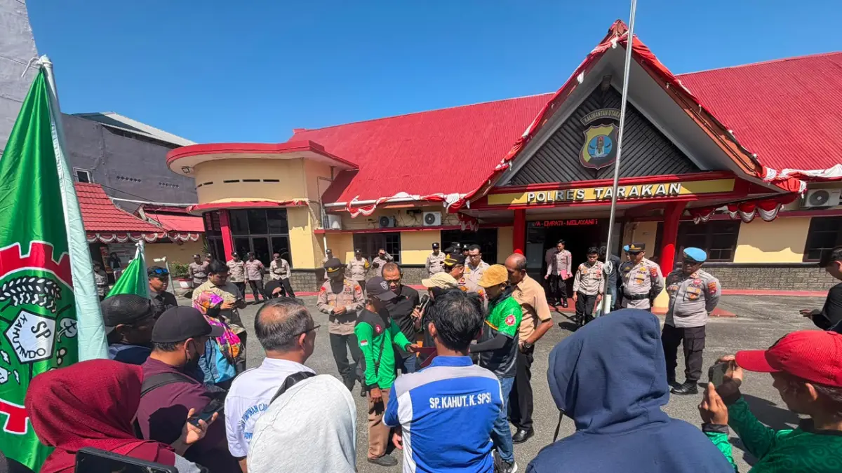 KERUGIAN : Dugaan kerugian diperkirakan mencapai belasan miliar rupiah mendorong ratusan anggota koperasi PT Idec menggelar aksi di Polres Tarakan, Kamis (30/7). ELIAZAR/RADAR TARAKAN&nbsp;