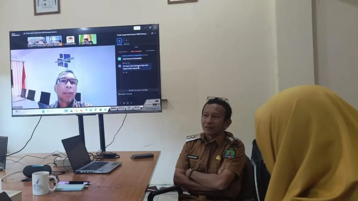 PELAYANAN PRIMA : Wakil Bupati Nunukan, Hermanus saat melaksanakan monitoring dan memberikan arahan kepada ASN DKUKMPP Nunukan.&nbsp;