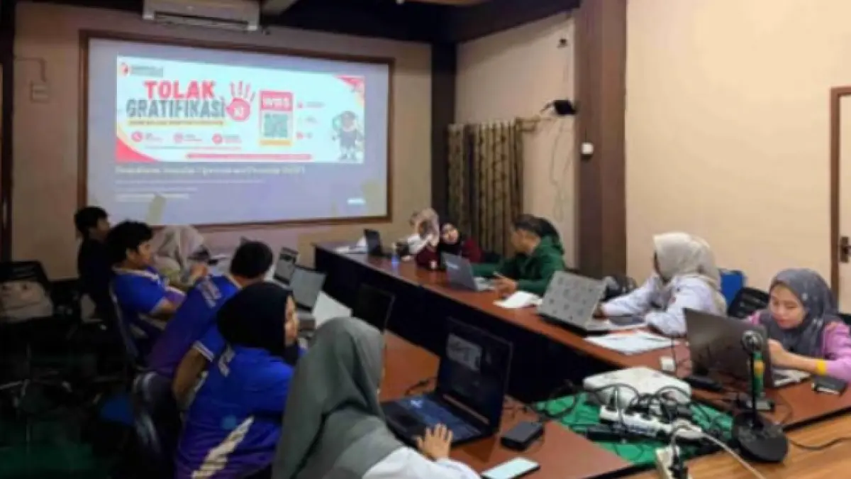 PENDALAMAN : Jajaran Bawaslu Kota Tarakan mengikuti sosialisasi Standar Operasional Prosedur (SOP) pelaporan penerimaan dan penolakan gratifikasi di Kantor Bawaslu Kota Tarakan. AGUS DIAN ZAKARIA/RADAR TARAKAN