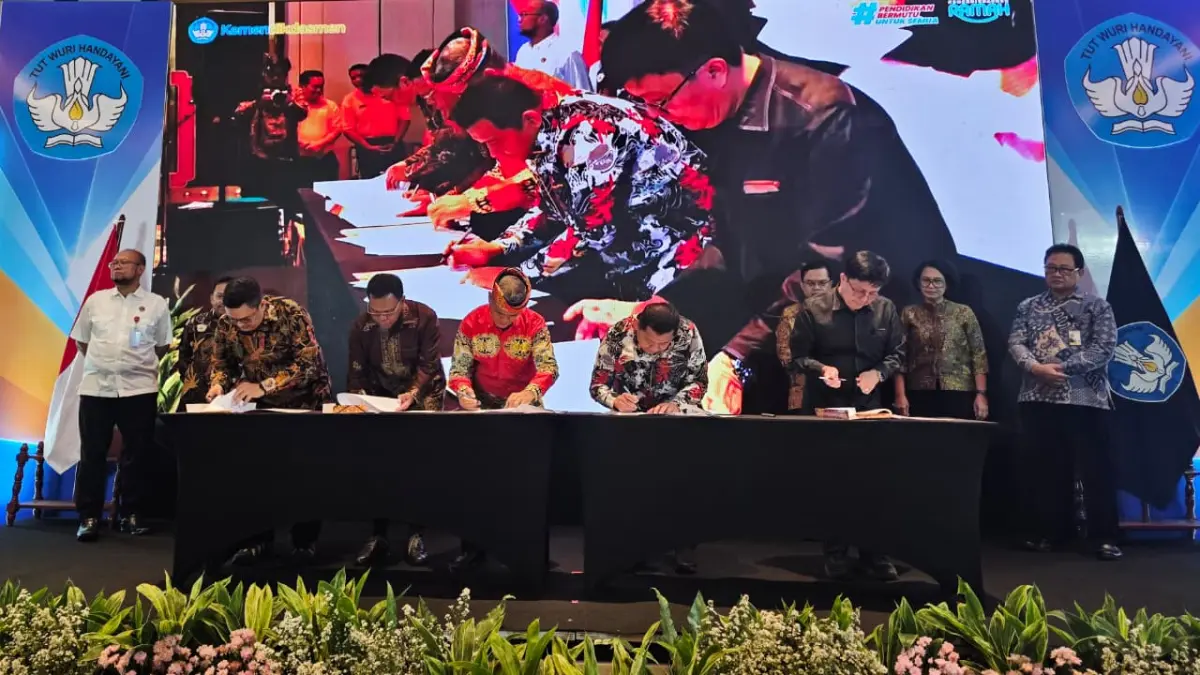SEGERA DIMULAI: Bupati Penajam Paser Utara (PPU), Mudyat Noor saat menandatangani Berita Acara Serah Terima (BAST) lahan bersama Kementerian Pendidikan Dasar dan Menengah (Kemendikdasmen), Kamis (30/7). ISTIMEWA

