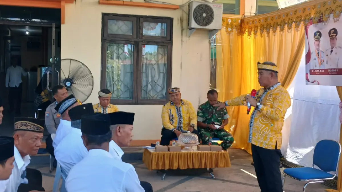 BERI ARAHAN: Wali Kota Tarakan dr. Khairul M.Kes saat memberikan arahan kepada Ketua RT dan RW Kelurahan Gunung Lingkas. AGUS DIAN ZAKARIA/RADAR TARAKAN