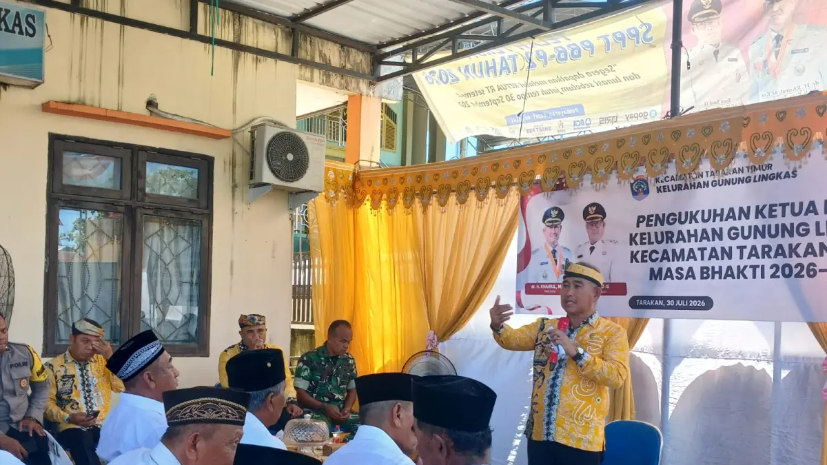 BERI ARAHAN: Wali Kota Tarakan dr. Khairul M.Kes mengukuhkan Ketua RT dan RW Kelurahan Gunung Lingkas masa bakti 2026-2031. AGUS DIAN ZAKARIA/RADAR TARAKAN
