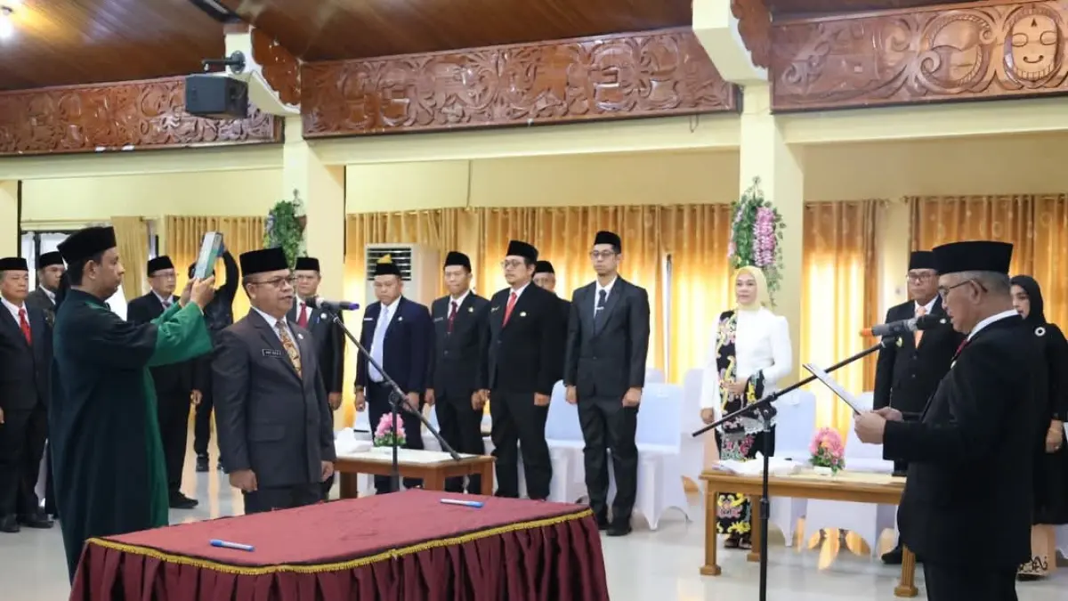 DILANTIK: Wali Kota Tarakan dr Khairul melantik Abdul Azis Hasan sebagai Sekretaris Daerah Kota Tarakan di Gedung Serbaguna Pemkot Tarakan, Jumat (31/7). AGUS DIAN ZAKARIA/RADAR TARAKAN