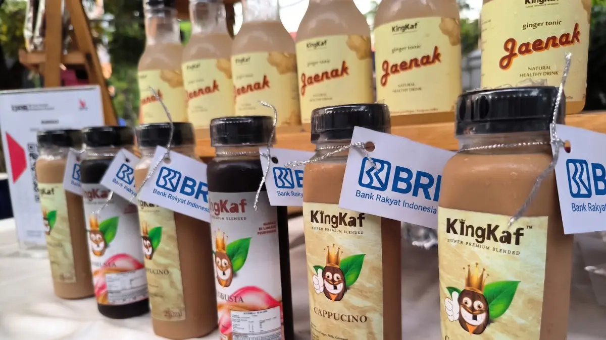 Ika Yuanita, pendiri PT Kingkaf Makmur Sejahtera, menunjukkan produk kopi lokal yang kini berhasil menembus pasar internasional berkat inovasi dan pendampingan Rumah BUMN BRI.