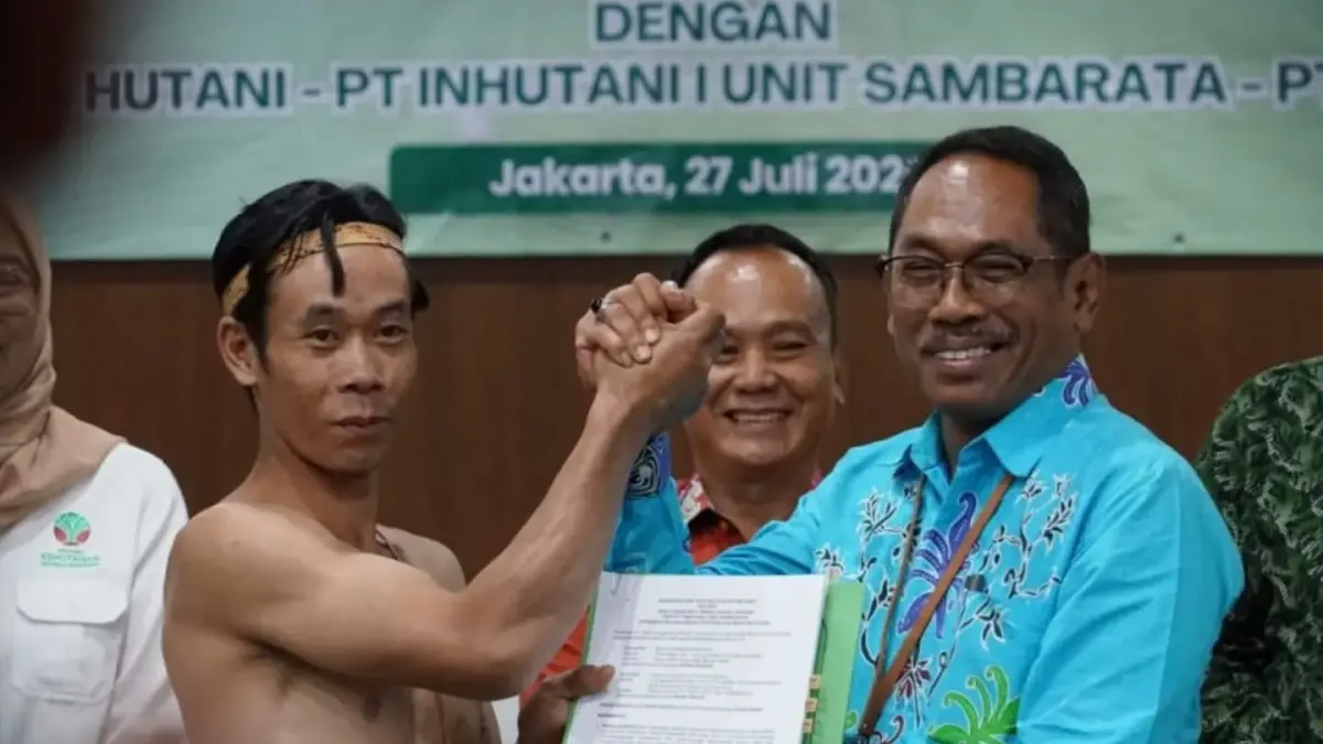 MASYARAKAT ADAT: Perwakilan masyarakat adat Punan Batu Benua Sajau melakukan kesepakatan tata kelola hutan adat, di Kemenhut RI.
(Taslee/Radar Tarakan)