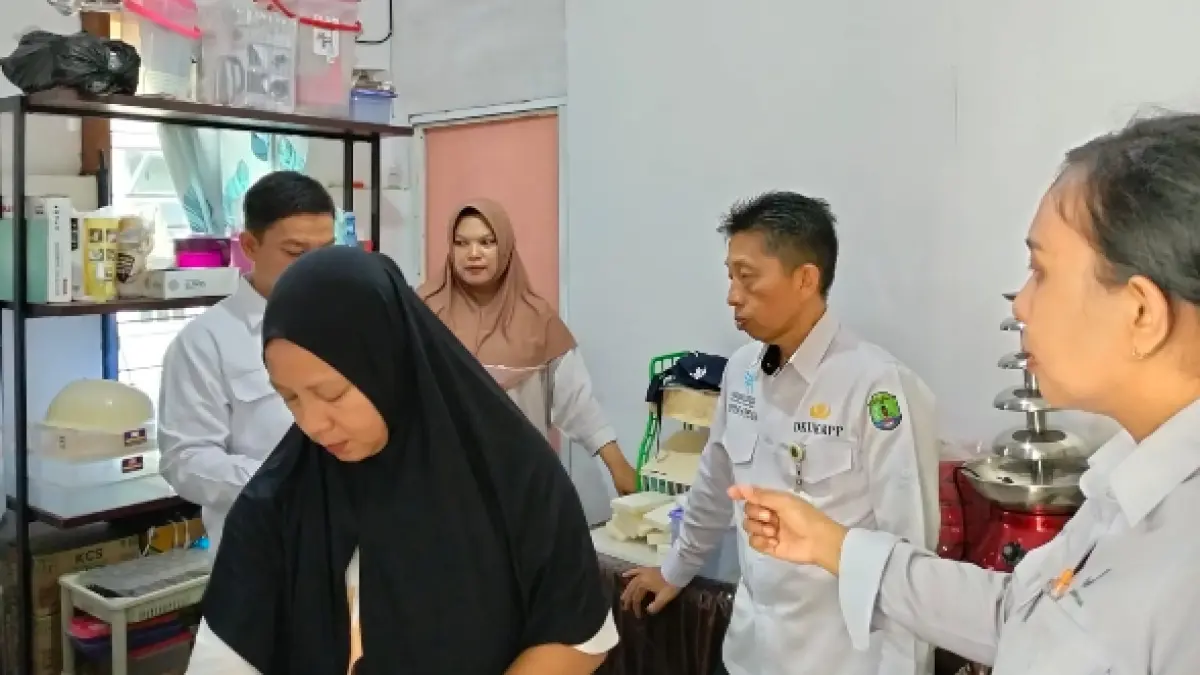 PENGAWASAN : DKUKMPP Nunukan mendampingi tim dari BPOM Tarakan melaksanakan survei dan pengawasan ke sejumlah rumah produksi UMKM di Nunukan.&nbsp;