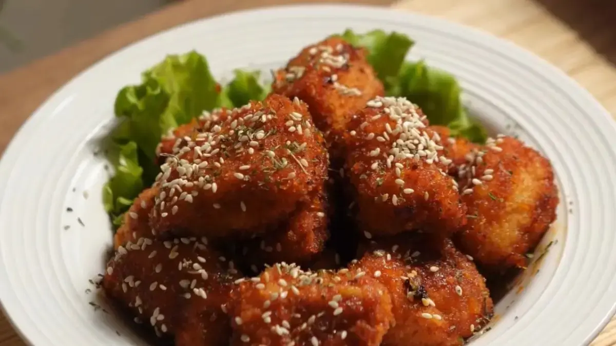 Potret sweet and spicy chicken gochujang yang crispy ala Korea.