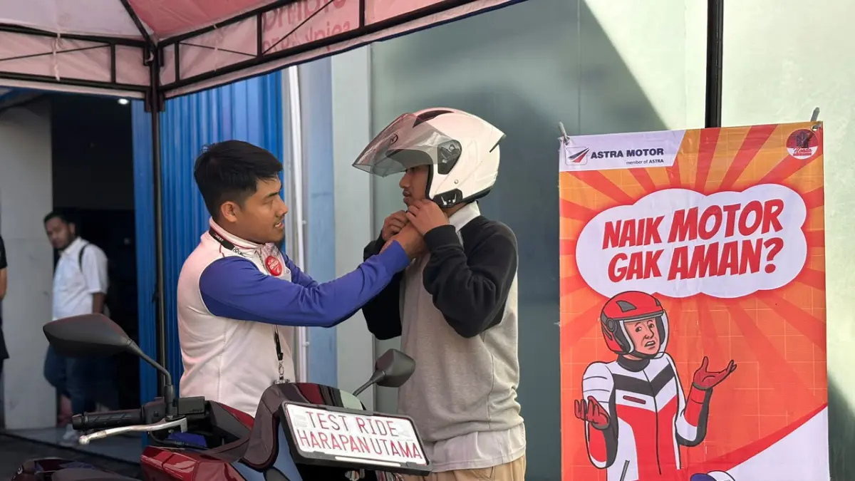 Safety Riding Instructor Astra Motor Kaltim 1 memberikan edukasi mengenai lima tips berkendara aman kepada peserta.