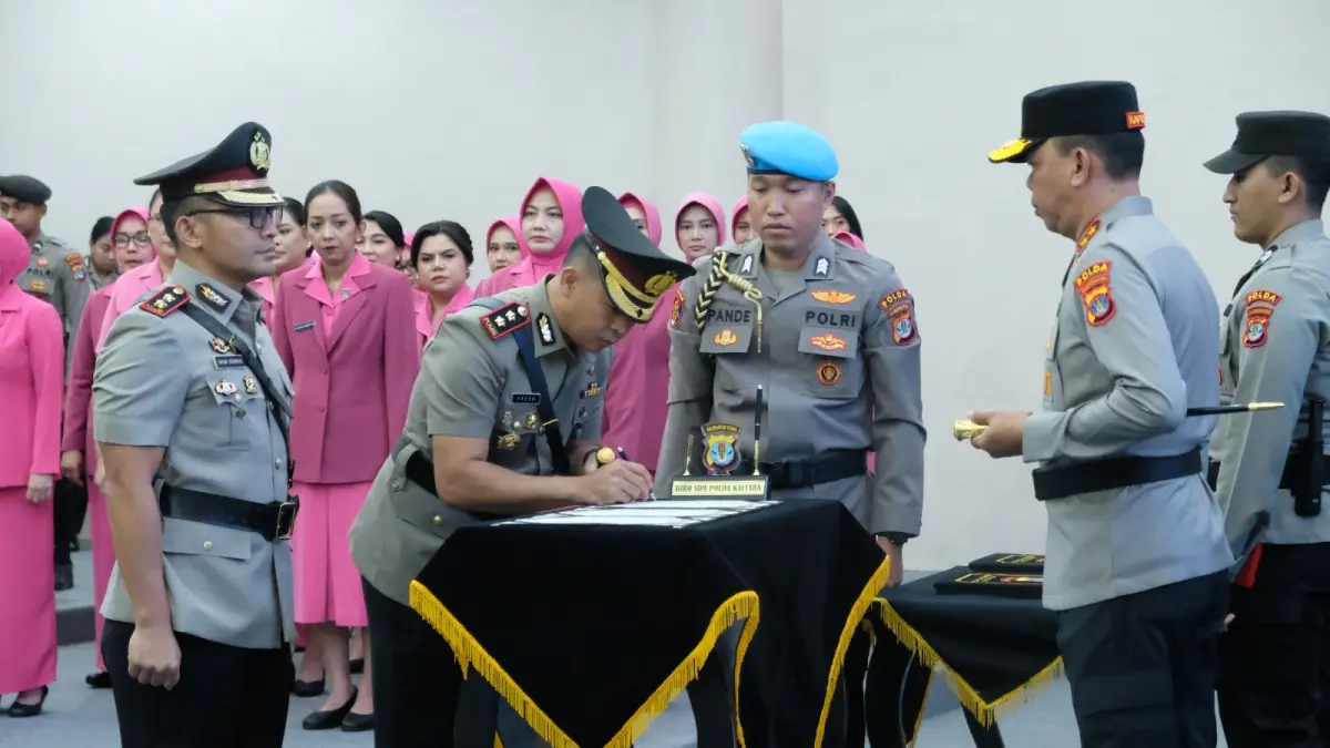 SERTIJAB : Kapolda Kaltara Irjen Pol Agus Wijayanto memimpin prosesi sertijab PJU dan Kapolres jajaran Polda Kaltara di Gedung Rupatama Bharadaksa, Mapolda Kaltara, Jumat (31/7).
