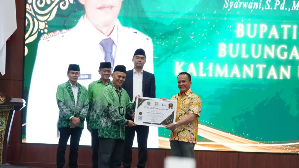 AWARD : Wabup Bulungan Kilat, atas nama pemerintah daerah menerima penghargaan PGM Award 2026 di Kabupaten Bogor.
(Taslee/Radar Tarakan)