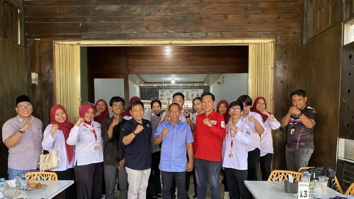 BINCANG PAGI : Bupati Bulungan Syarwani menyempatkan waktu berbincang pagi dengan puluhan KSR PMI Unit Unikaltar.&nbsp;
(Taslee/Radar Tarakan)