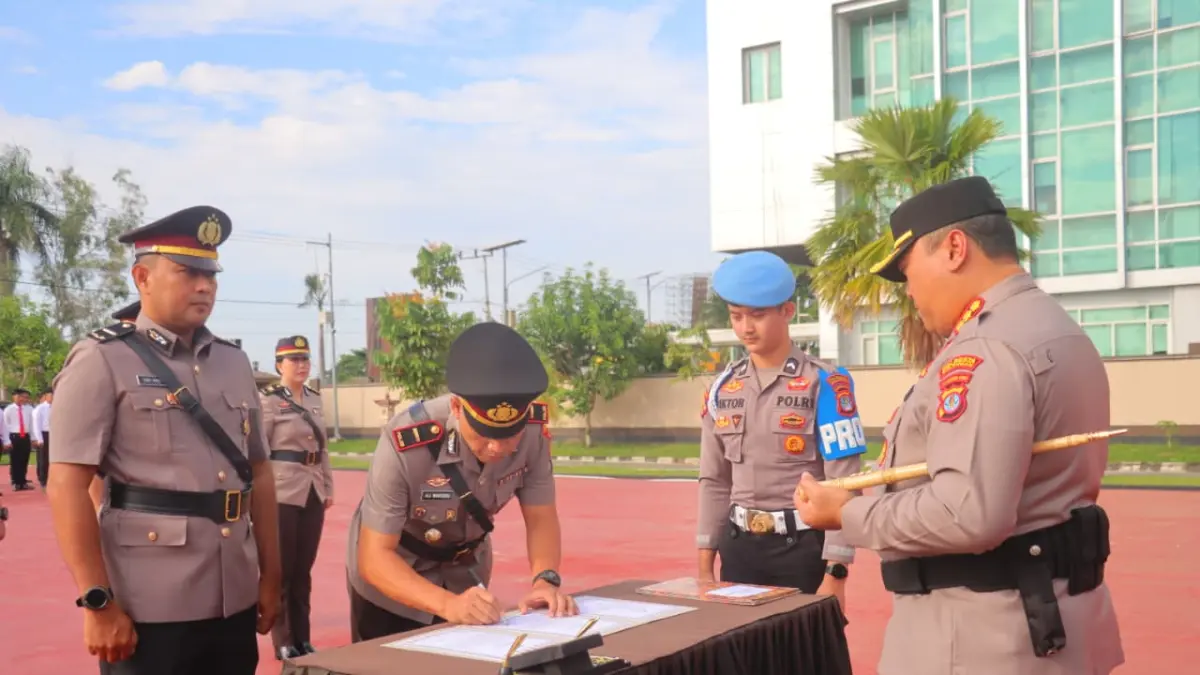 SERTIJAB: Kapolresta Bulungan Kombes Pol Rofikoh Yunianto memimpin prosesi penandatanganan berita acara serah terima jabatan sejumlah PJU dan kapolsek di lingkungan Polresta Bulungan, Sabtu (1/8).