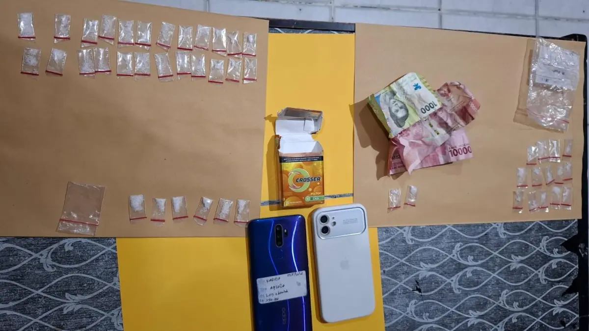 BARANG BUKTI : Sejumlah barang bukti berhasil diamankan pihak kepolisian dari pengungkapan perkara narkotika di kawasan permukiman Jalan Cendrawasih, Kelurahan Karang Anyar Pantai. SATRESNARKOBA POLRES TARAKAN&nbsp;