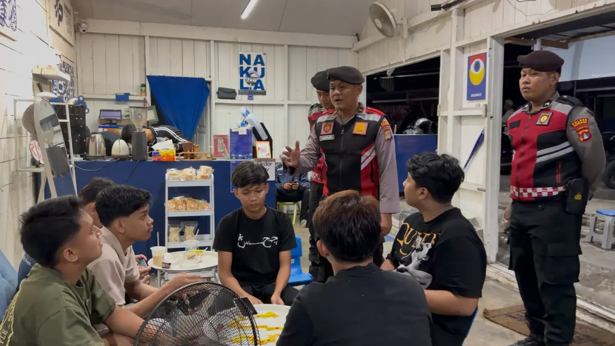 EDUKASI : KBO Sat Sabhara Polres Nunukan, Ipda Tatang Haryanto memimpin personelnya memberikan imbauan dan edukasi ke masyarakat.&nbsp;