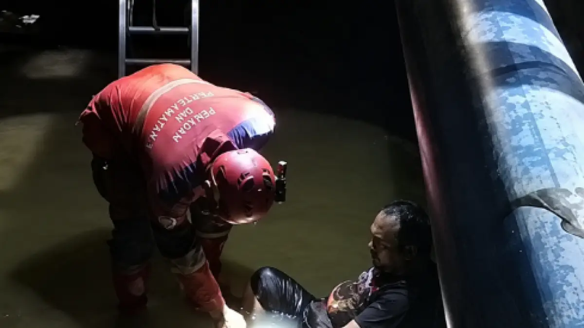EVAKUASI : Personel Damkar Nunukan Sektor Selatan saat melakukan evakuasi terhadap korban yang berada di bawah jembatan.&nbsp;