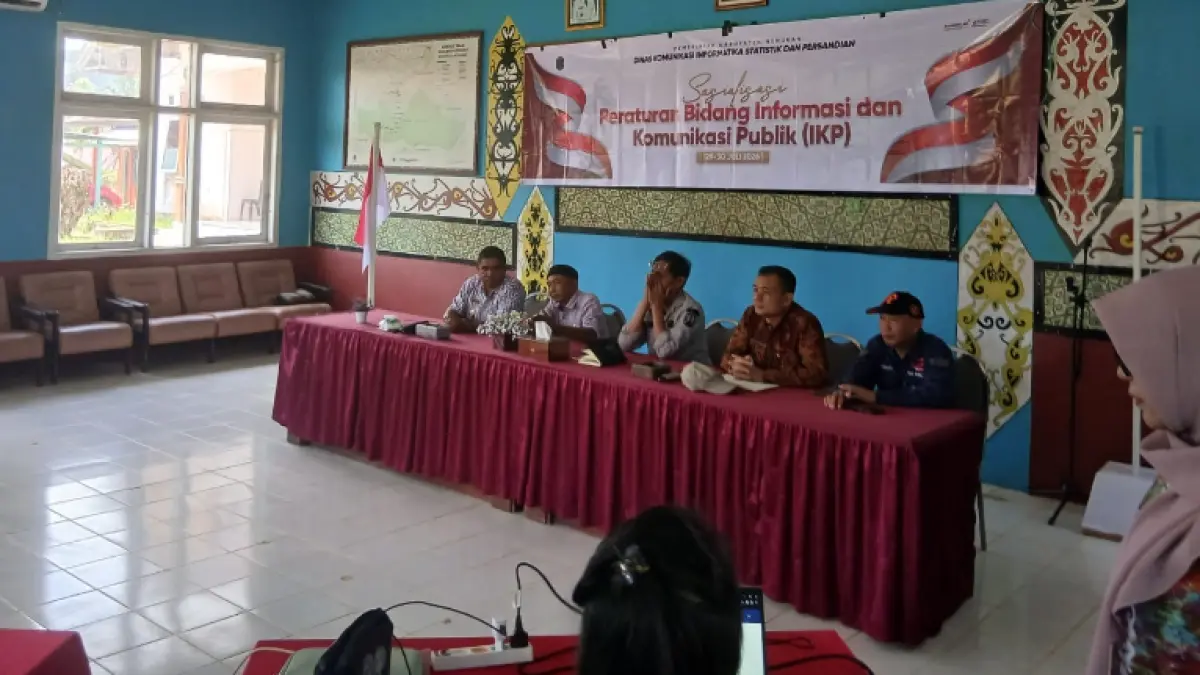 KETERBUKAAN INFORMASI : Asisten Sekretaris Daerah Bidang Administrasi Umum Kabupaten Nunukan, Sirajuddin bersama Kepala Diskominfotik Nunukan, Arif Budiman saat sosialisasi Peraturan Bidang IKP di Aula Kantor Kecamatan Sebuku.&nbsp;