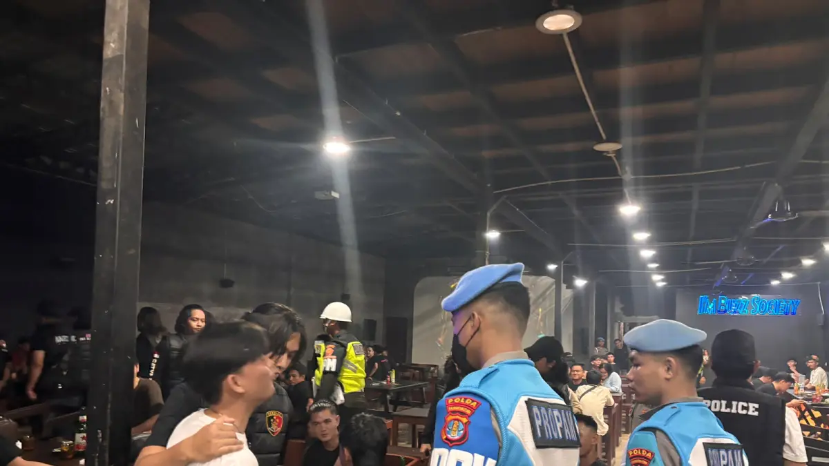 PATROLI GABUNGAN : Personel gabungan Polda Kaltara bersama TNI melakukan patroli dan Gaktib di salah satu THM di Bulungan, Sabtu (1/8) malam.