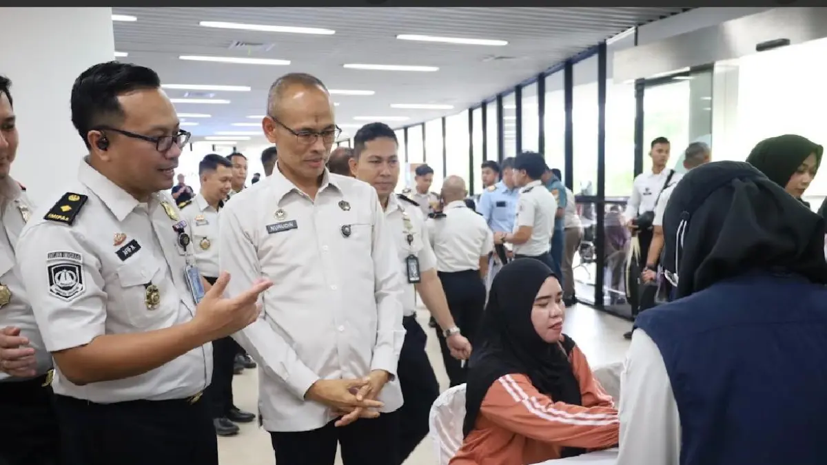 PELAYANAN : Kepala Kantor Wilayah Direktorat Jenderal Imigrasi Kalimantan Timur, Nurudin memantau pelayanan kesehatan gratis yang diberikan ke masyarakat.&nbsp;