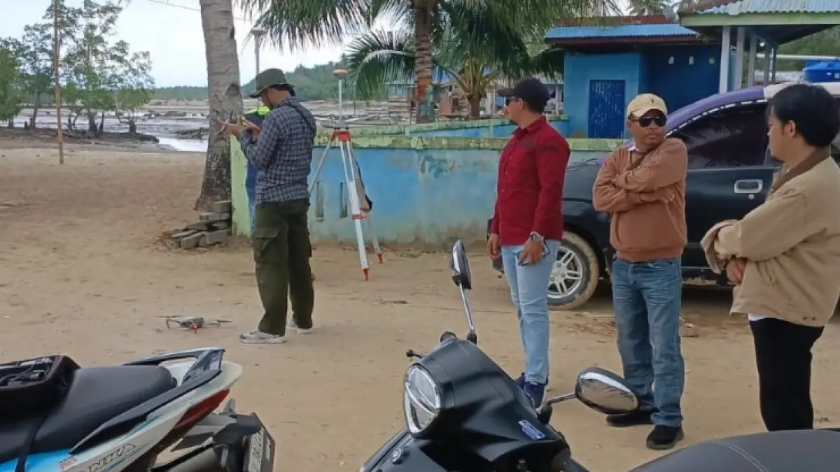 PENGECEKAN : Dinas Perikanan Nunukan mendampingi Tim Survei dan Tim Topografi melakukan survei dan pengukuran lahan lokasi KNMP di Kampung Bajau, Desa Tanjung Karang, Kecamatan Sebatik. PEMKAB NUNUKAN