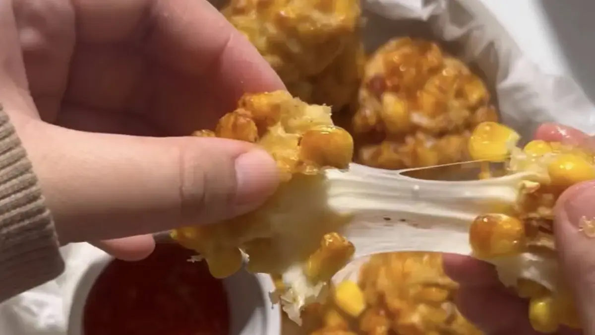 Potret corn cheese balls dengan jagung dan mozzarella yang cocok untuk ide jualan
