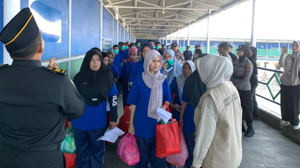 TIBA DI TANAH AIR : Puluhan deportan yang dipulangkan Pemerintah Malaysia melalui Tawau, tiba di Pelabuhan Tunon Taka, Nunukan.&nbsp;