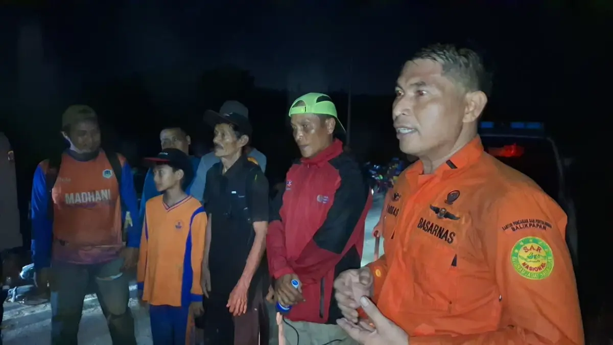EVAKUASI: Tim SAR mengevakuasi tiga warga di kawasan hutan Bukit Kabut setelah dilaporkan tersesat. BASARNAS TARAKAN