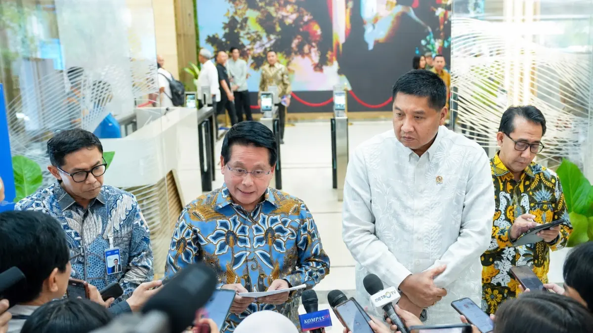 Menteri UMKM Maman Abdurrahman memberikan keterangan kepada awak media usai menghadiri kegiatan yang membahas penguatan ekosistem pembiayaan dan pemberdayaan UMKM di Jakarta.