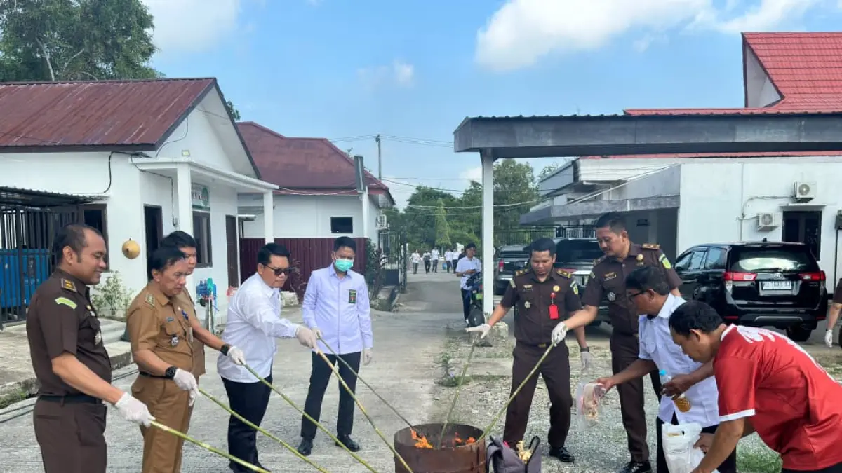 MUSNAHKAN BB: Tim Kejari Bulungan bersama unsur terkait memusnahkan BB dari 53 perkara yang telah inkracht, Senin (3/8).