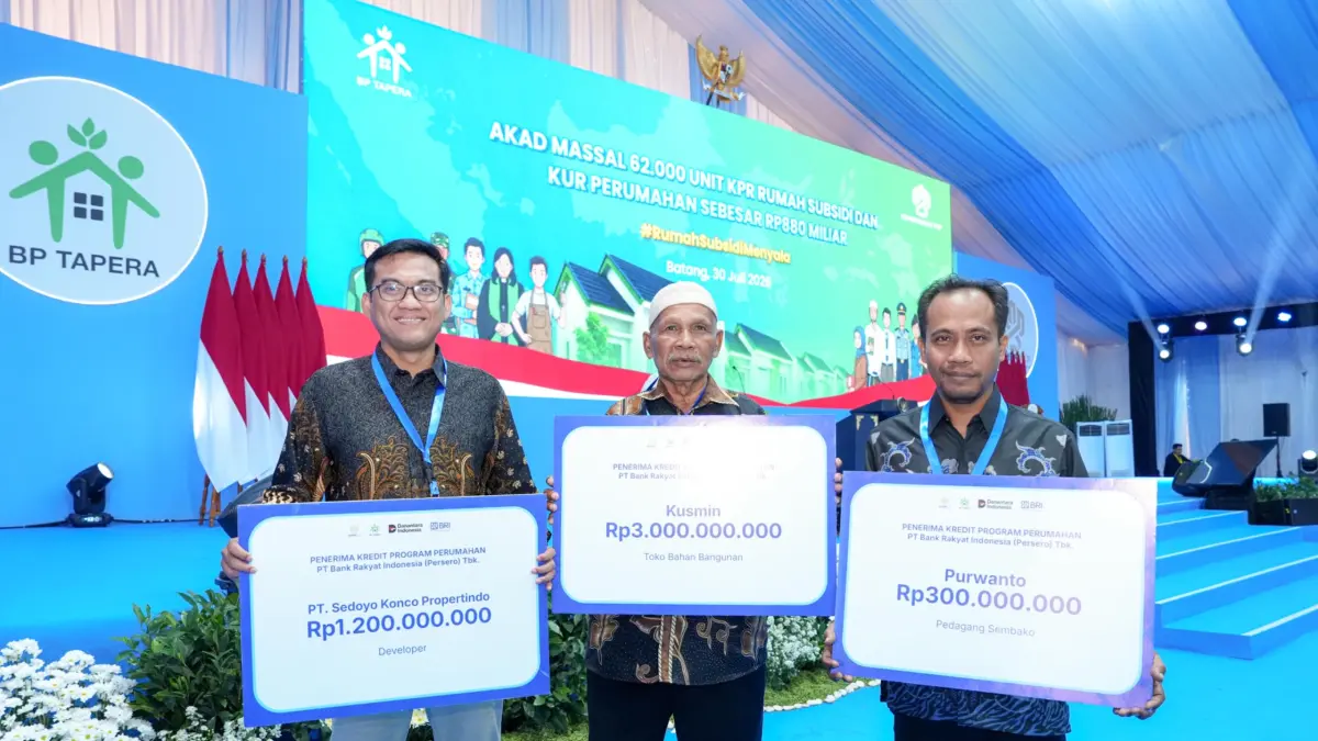 Penyaluran Pembiayaan Perumahan. Perwakilan penerima Kredit Program Perumahan (KPP) BRI berfoto usai Akad Massal Debitur KPR Sejahtera FLPP dan KPP di Kabupaten Batang, Jawa Tengah, Rabu (30/7/2026)