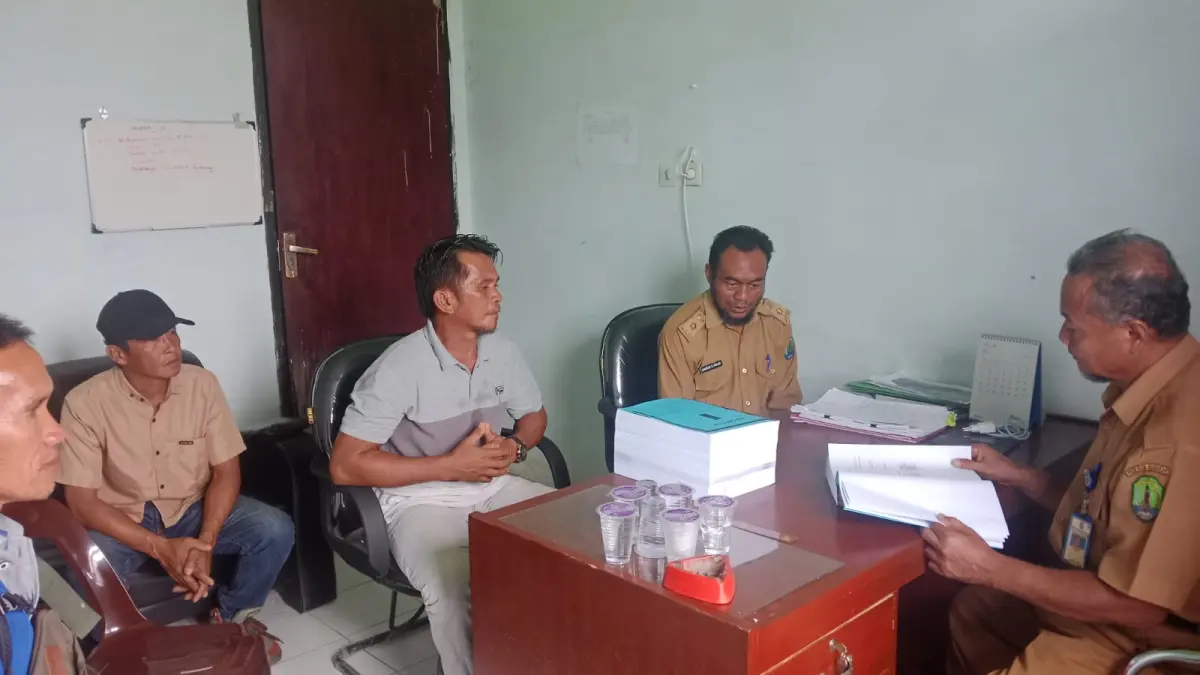 PENYERAHAN : Ketua Tim Swadaya Percepatan Pembangunan Desa Atap, Samsun S. Abjiah menyerahkan proposal ke Kades Atap.

